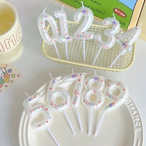 Bougies d'anniversaire transparentes imprimées avec des chiffres et des bords ondulés, idéales pour les cupcakes d'anniversaire des enfants - Product Image 4