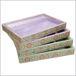Plateau à bijoux de style chinois en brocart et bois pour rangement et présentation de bracelets et colliers, vente en gros - Product Image 2