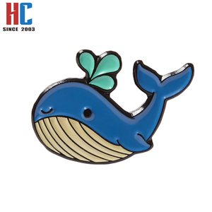 Épinglette en métal plaqué or moderne, motif baleine émaillée, créatures marines et aquatiques, cadeau artisanal, fabrication sur mesure depuis 20 ans - Product Image 2