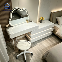 Ensemble coiffeuse moderne blanc brillant avec miroir LED Cloud à commande vocale, éclairage et commode multi-tiroirs au design panneau pour chambre à coucher