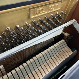 Piano droit japonais KAWAI haut de gamme (d'occasion), idéal pour les performances et la pratique à domicile - Product Image 2
