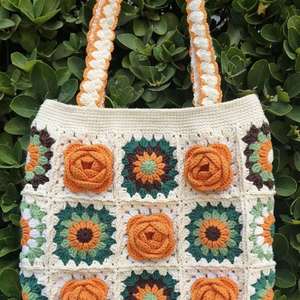 Sac à bandoulière en coton crocheté personnalisable pour femme, avec décoration originale fleur de camélia, tendance, avec deux sangles - Product Image 3