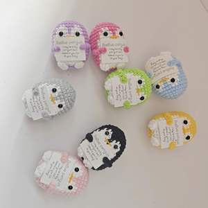 Pingüino de Ganchillo Hecho a Mano con Palabras de Energía Positiva, Superventas - Product Image 3