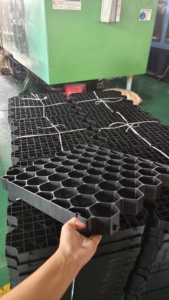 Grilles <span class=keywords><strong>de</strong></span> pavage en plastique écologiques en gros pour gazon paysager, allées, drainage, pentes, barrages et parkings - Product Image 2