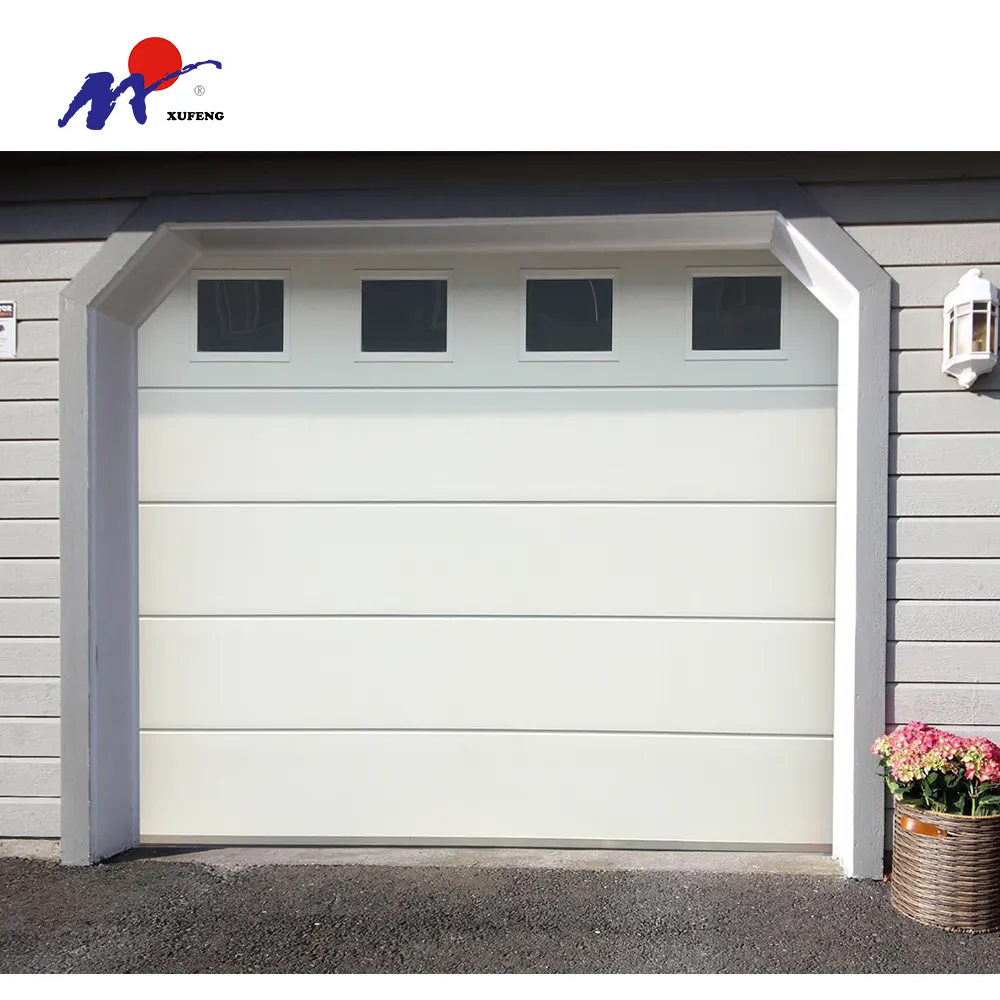 Puertas de garaje seccionales superiores automáticas europeas modernas Villas Aislamiento térmico de acero Superficie acabada Característica de puerta incorporada