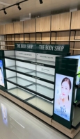 Estantes Modernos para Exhibición de Cosméticos en Supermercados con Esquina Curva en Forma de L y Caja de Luz Lateral para Tienda de Cosméticos