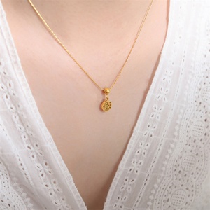 Joyería China al por Mayor, Collares con Colgante Redondo Hueco Chapado en Oro con Caracteres Chinos - Product Image 5