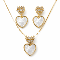 Klassisches Set aus Perlmutt-Herzanhänger mit Zirkonia und Tropfenohrringen |   2-teiliger Kupferschmuck