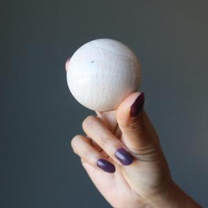 Boule de sphère de pierre de lune crème pour l'orientation spirituelle et les options de guérison énergétique à bas prix - Product Image 2