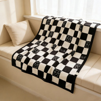 Couverture en Raschel ultra douce et épaisse, motif à carreaux noir et blanc avec un adorable ours, couverture de lit en polyester tricotée pour un confort douillet