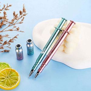 Bolígrafo de punta redonda personalizado al por mayor con diseño de jeringa de simulación, geometría deformada y ancho de escritura de 0.5mm, ideal para vacunación activa. - Product Image 4