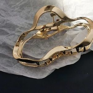 Pinces à <span class=keywords><strong>cheveux</strong></span> en <span class=keywords><strong>crabe</strong></span> simple et élégant de 9cm pour femmes filles coréennes creuses géométriques croisées accessoires de <span class=keywords><strong>cheveux</strong></span> de griffe de <span class=keywords><strong>cheveux</strong></span> de bain - Product Image 3