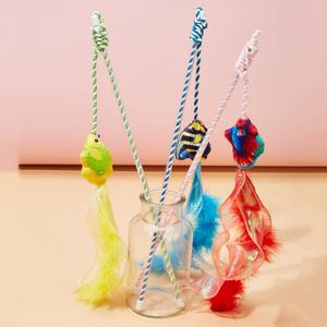 Último diseño colorido pez gato teaser varita palo golosinas interactivo gato juguete con pluma campana cinta algodón cuerda gato peluche juguete - Product Image 1