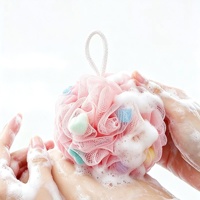 Éponge de bain en loofah 50g, exfoliante, douce et durable, avec boules de mousse intégrées, idéale pour les voyages ou comme cadeau de vacances