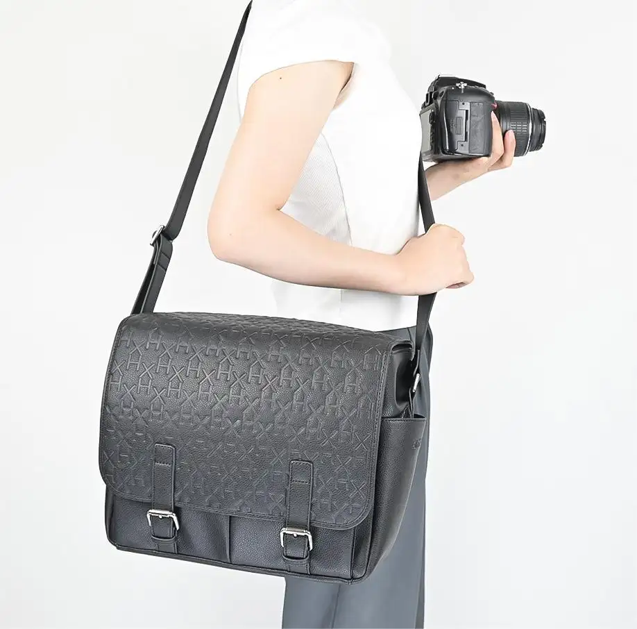 Factory All Over Logo Embossed Black Pebble Leather Camera Messenger Bag for Cameraman