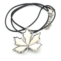 Collier pendentif en coquille d'ormeau naturel pour femmes collier de broche en forme de feuille d'érable Vintage collier en cuir corde bijoux de charme pour cadeaux