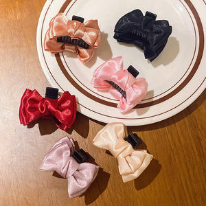 Pince à cheveux requin double nœud en satin noir et blanc, petite taille, très tendance, accessoire pour cheveux pour jeunes filles - Product Image 1