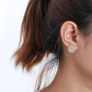 Orecchini pendenti a margherita per donna, in ottone con perle finte, gioielli classici da fidanzamento - Product Image 4