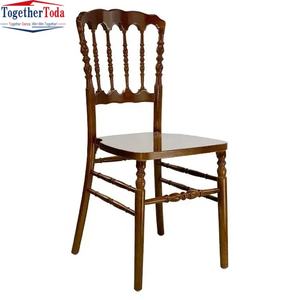 Chaise de banquet empilable de style européen et américain à la mode simple Chaise Napoléon de luxe en bois massif pour hôtel - Product Image 1