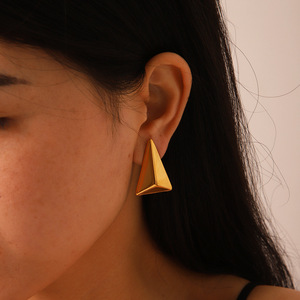 Boucles d'oreilles triangulaires géométriques en acier inoxydable plaqué or PVD 18 carats clous minimalistes anti-ternissement pour femmes Style tendance pour <span class=keywords><strong>cadeau</strong></span> - Product Image 5