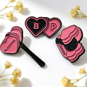 Pin de solapa de esmalte suave Kpop, insignia de metal de aleación de zinc, pin de recuerdo de ídolo con logotipo de doble corazón personalizado - Product Image 2