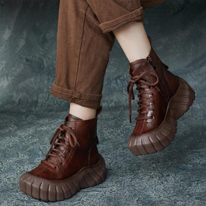 Nouvelles bottes Martin en cuir faites à la main de style britannique, bottes à plateforme, bottes légères à bout rond, chaussures - Product Image 1