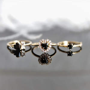 แหวนหมั้นทอง 14K รูปหัวใจประดับพลอยแบล็คออนิกซ์ ดีไซน์กิ่งไม้ แรงบันดาลใจจากธรรมชาติ - Product Image 4