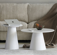 Table basse élégante de style nordique, au design minimaliste pour un décor contemporain