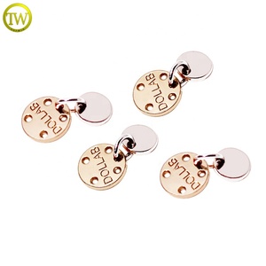 Breloques personnalisées rondes gravées pour bijoux, accessoires de bracelet en alliage métallique avec logo doré, pendentifs en gros - Product Image 3