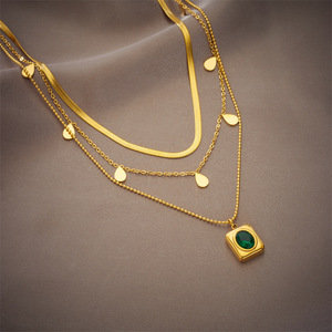 Juego de Joyería Elegante para Mujer, Diseño Vintage de Lujo, Aretes y Collar de Acero de Titanio con Esmeralda y Circonita - Product Image 3