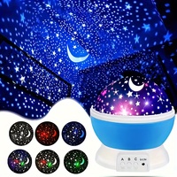 Proyector de Universo Mágico 3D, Cielo Estrellado Giratorio, Luz Nocturna LED con Estrellas y Luna, con Dos Pantallas y Dos Modos
