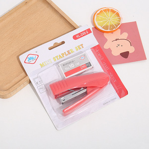 Los fabricantes suministran directamente <span class=keywords><strong>la</strong></span> grapadora pequeña y el removedor de grapas 10 grapas Oficina Escuela Papelería Mini Staper Set - Product Image 4