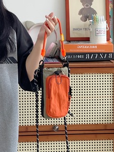 Sac de randonnée léger et minimaliste, petit sac fourre-tout à bandoulière pour les courts trajets, pochette à fermeture éclair rayée pour téléphone, unisexe, à porter autour du cou ou en bandoulière - Product Image 5