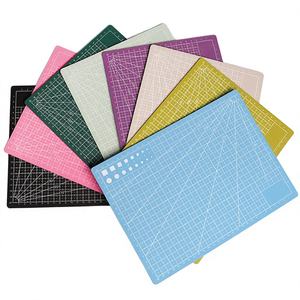 <span class=keywords><strong>Tapis</strong></span> de découpe manuel HAIJU <span class=keywords><strong>grand</strong></span> <span class=keywords><strong>format</strong></span> A2, bleu ciel, <span class=keywords><strong>PVC</strong></span> 3 mm d'épaisseur, 3 couches, imprimé à l'écran, 1,35 kg, pour travaux manuels - Product Image 1