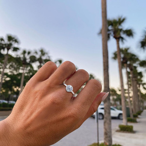 Bague <span class=keywords><strong>halo</strong></span> en moissanite ronde de 1,2 CT, clarté VVS1, approuvée <span class=keywords><strong>REACH</strong></span>, bijoux de luxe OLAN, argent sterling 925 pour femmes - Product Image 5