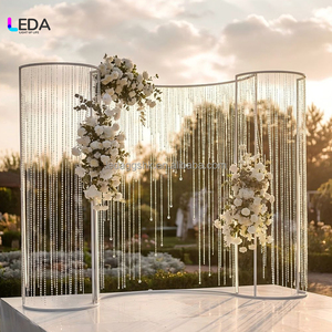 Arco de Boda LEDA con Cortina de Cuentas Colgantes, Gran Arco en Forma de S para Propuesta de Matrimonio - Product Image 1