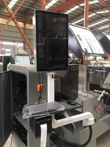 Scie de découpe de précision à double tête CNC intégrée pour la fabrication de fenêtres et de portes en aluminium et PVC - Product Image 3