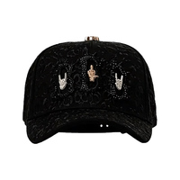 Casquette de baseball noire à 6 panneaux, texture gaufrée, applique geste de main en métal, strass, visière incurvée, style streetwear, vente en gros