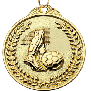 Médaille de football en métal doré avec motif crampons et ballon, récompense couronne de lauriers - Product Image 1