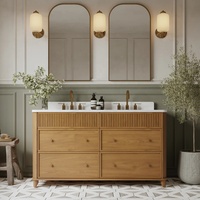 Meuble-lavabo de salle de bain en bois massif sur mesure avec placage en bois clair, design strié cannelé, avec plan de travail en quartz et double vasques