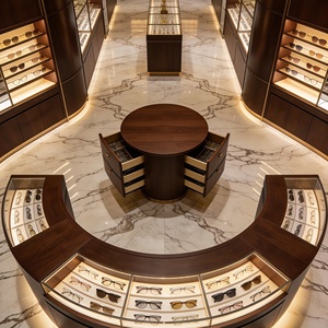 Ensemble de présentoirs de luxe en bois foncé massif pour magasin d'optique avec éclairage LED, table centrale ronde et vitrines incurvées pour centres commerciaux - Product Image 1