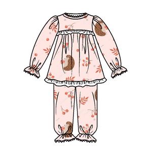 طقم بيجامات نوم للبنات الصغيرات بتصميم مكشكش وسموكينج لطيف من حرير الحليب المصقول، بجودة عالية وتطريز مخصص - Product Image 5