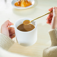 Vente en gros de tasse en céramique créative Ins Personality Niche Design Tasse à café et soucoupe en porcelaine Tasse à eau grasse créative