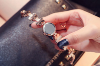 Jam Tangan Wanita dengan Motif Semanggi Empat Daun Vintage Sederhana Kasual Jam Tangan Wanita Kreatif Bentuk Bulat untuk Wanita