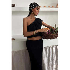 ชุดโครเชต์แต่งระบาย Nadia สีดำสำหรับผู้หญิง เสื้อถักแขนกุดเซ็กซี่ ระบายอากาศได้ดี เหมาะสำหรับใส่ไปเที่ยวคลับ พร้อมกางเกงขายาว - Product Image 3