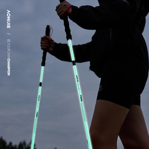 Bastones de trekking AONIJIE de fibra de carbono que brillan en la oscuridad para senderismo y correr - Product Image 1