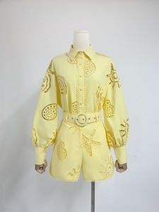 Completo da donna 2 pezzi Primavera Estate 2026: Camicia monopetto ricamata vintage con scollo a V e pantaloncini con cintura - Product Image 1