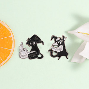 Set de Pins Esmaltados de Gato Negro Mago y <span class=keywords><strong>Libro</strong></span> de Hechizos de Bruja, Insignia de Solapa, Adorno Decorativo para Prendas y Mochilas - Product Image 1