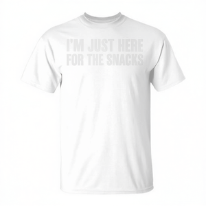 Camiseta con la frase 'I'm Just Here For The Snacks', camiseta promocional con diseño de comida y cocina - Product Image 2