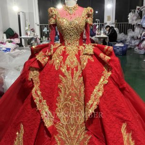 Robe de bal de Quinceañera rouge musulmane XS251, col montant, traîne chapelle, manches longues modernes, fleurs, cristaux, dentelle dorée - Product Image 3
